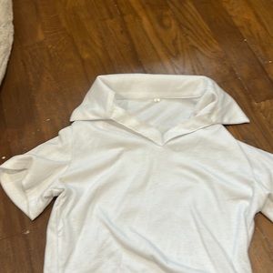 White cropped neckline shirt